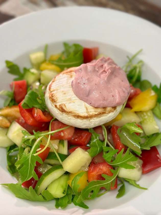 Grilovaný hermelín na zeleninovém salátu s vinaigrette, brusinková majonéza