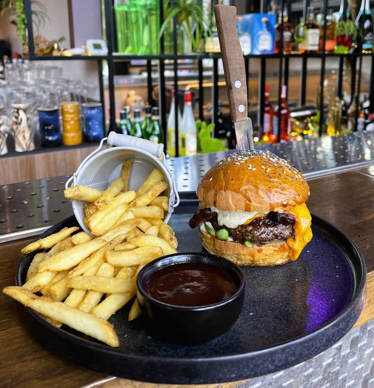 Burger with matured beef and potato straws