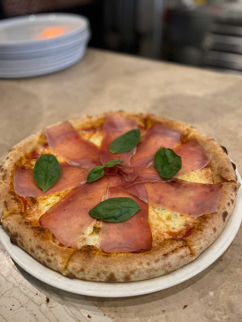 Pizza speck e gorgonzola