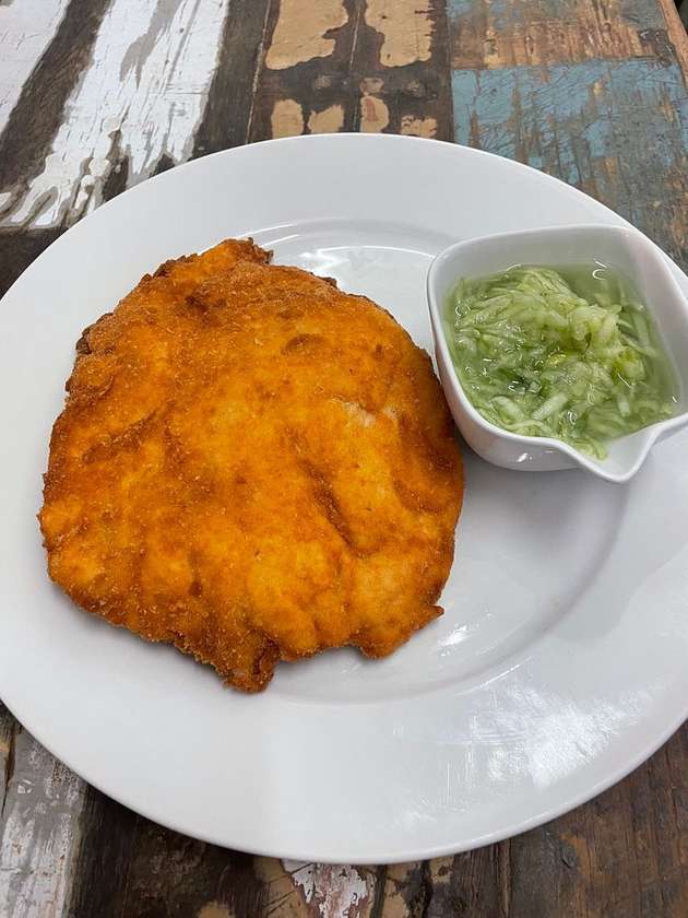 Smažený kuřecí řízek, okurkový salátek