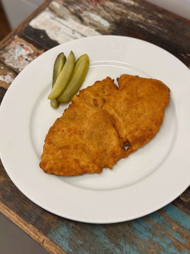 Smažený řízek z vepřového karé, sterilovaná okurka