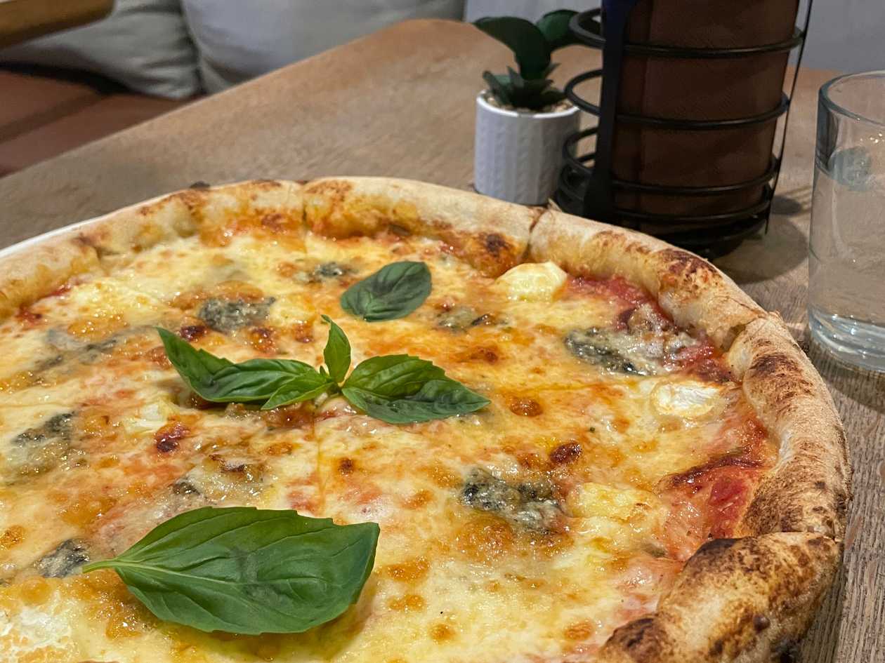 Pizza quattro formaggi