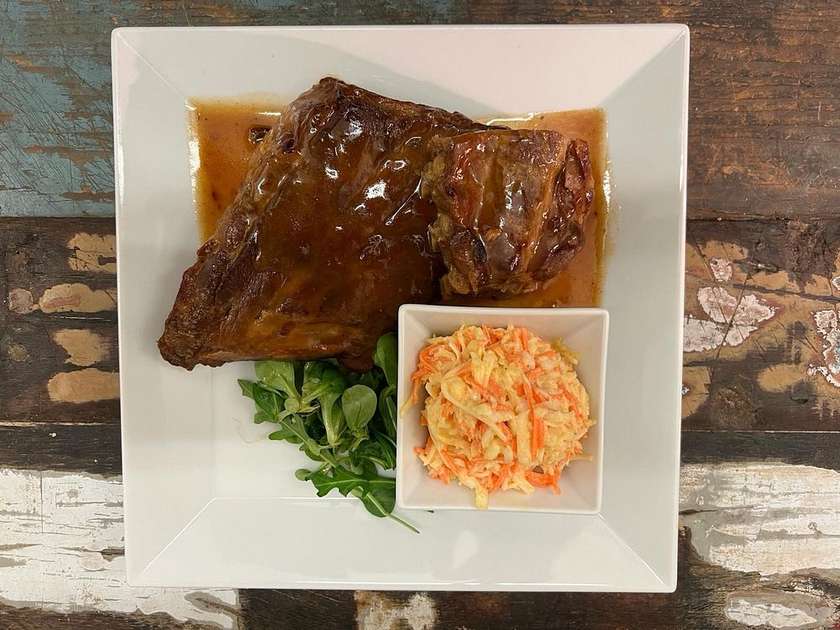 Pomalu pečená vepřová masitá žebra v jemně pikantní marinádě, salát Coleslaw