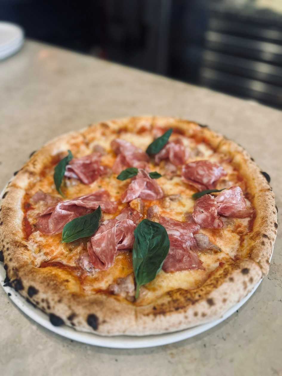 Pizza salame sopressa e salsiccia