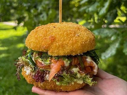 Sushiburger s grilovaným lososem