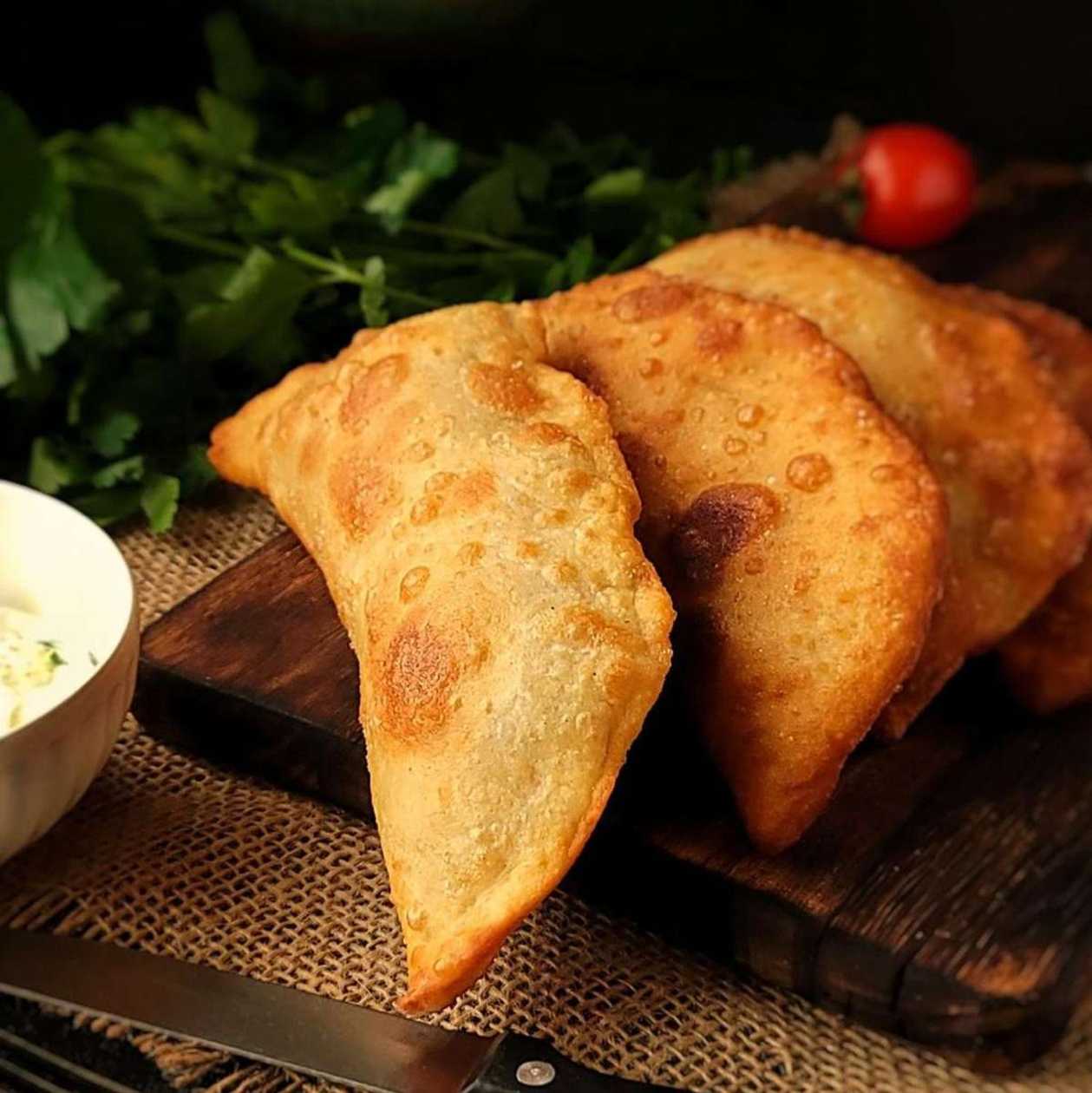 Čeburek se sýrem a petrželkou 90 g (1 kus)