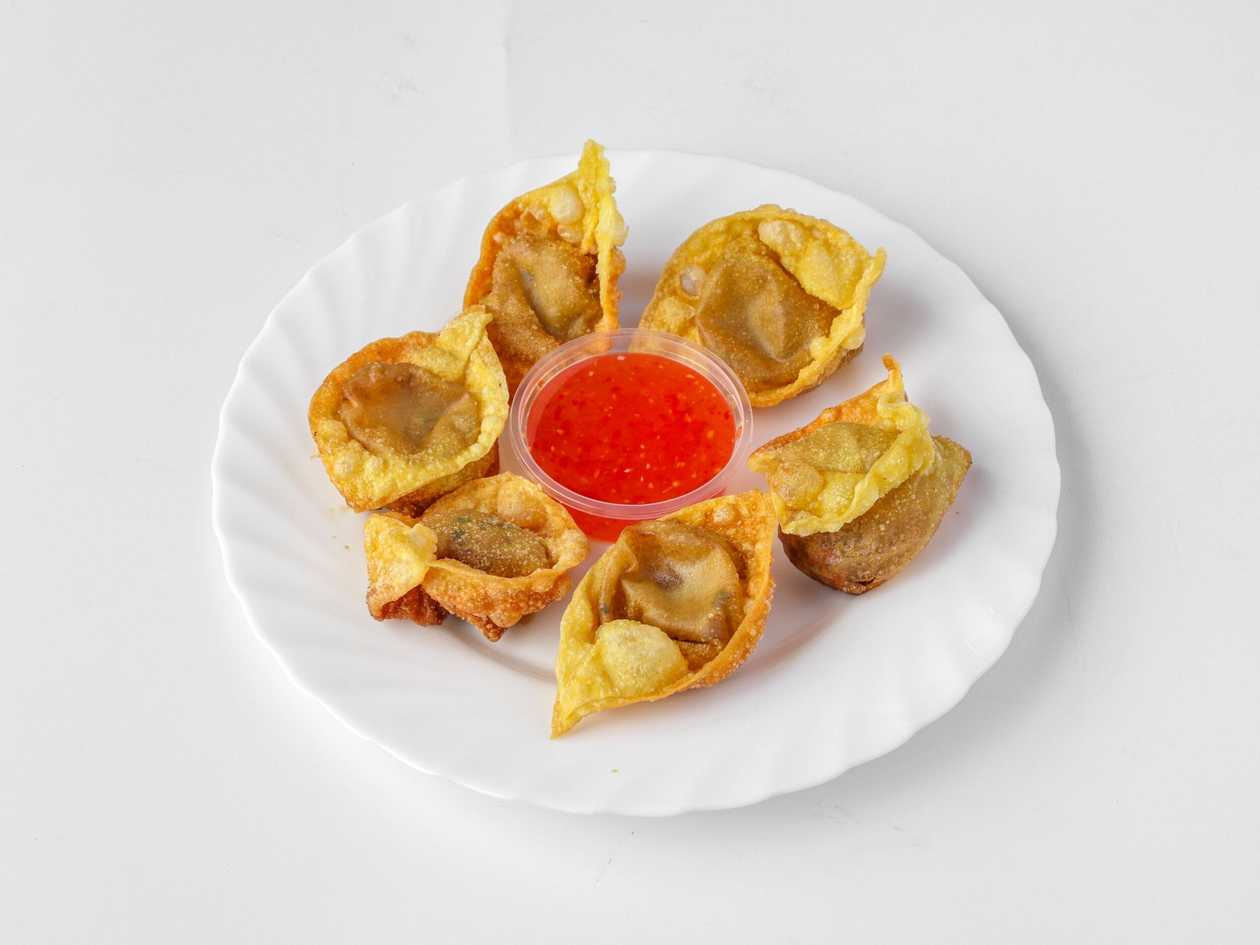 Crispy wonton dumplings with pork, with homemade sweet chilli sauce