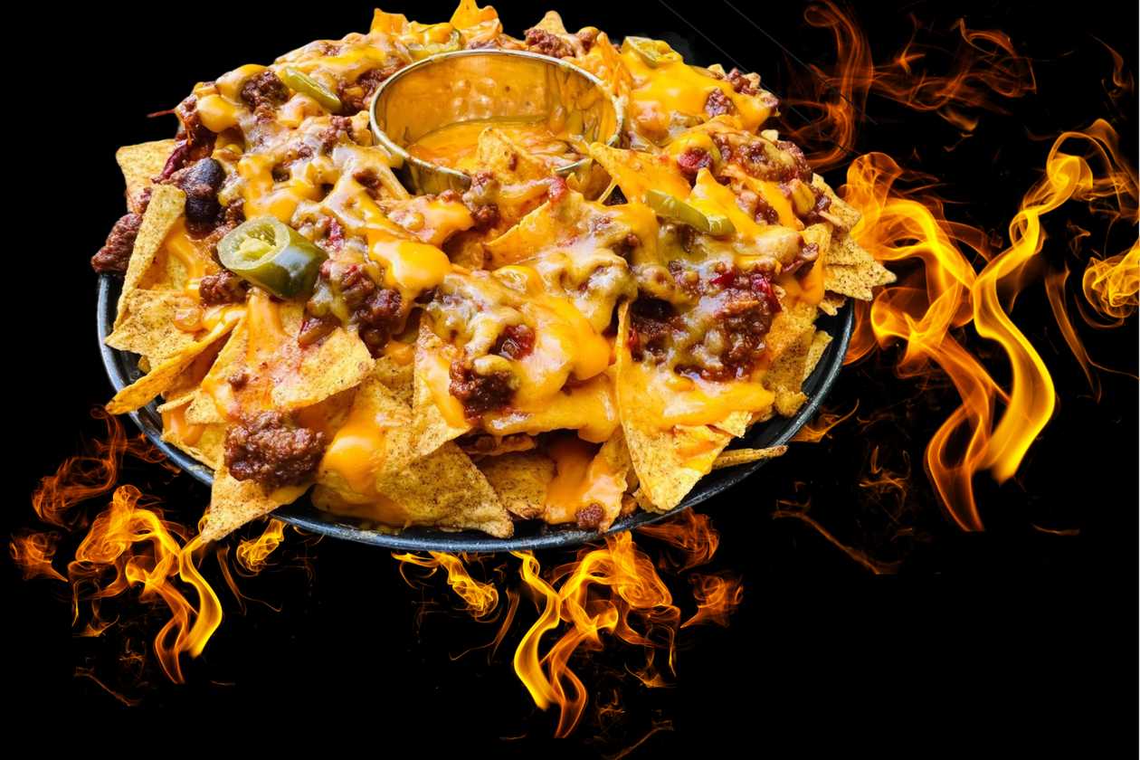 Nachos con carne, hot - large 700g (Nachos and meat with chilli, sauce and cedar cheese)