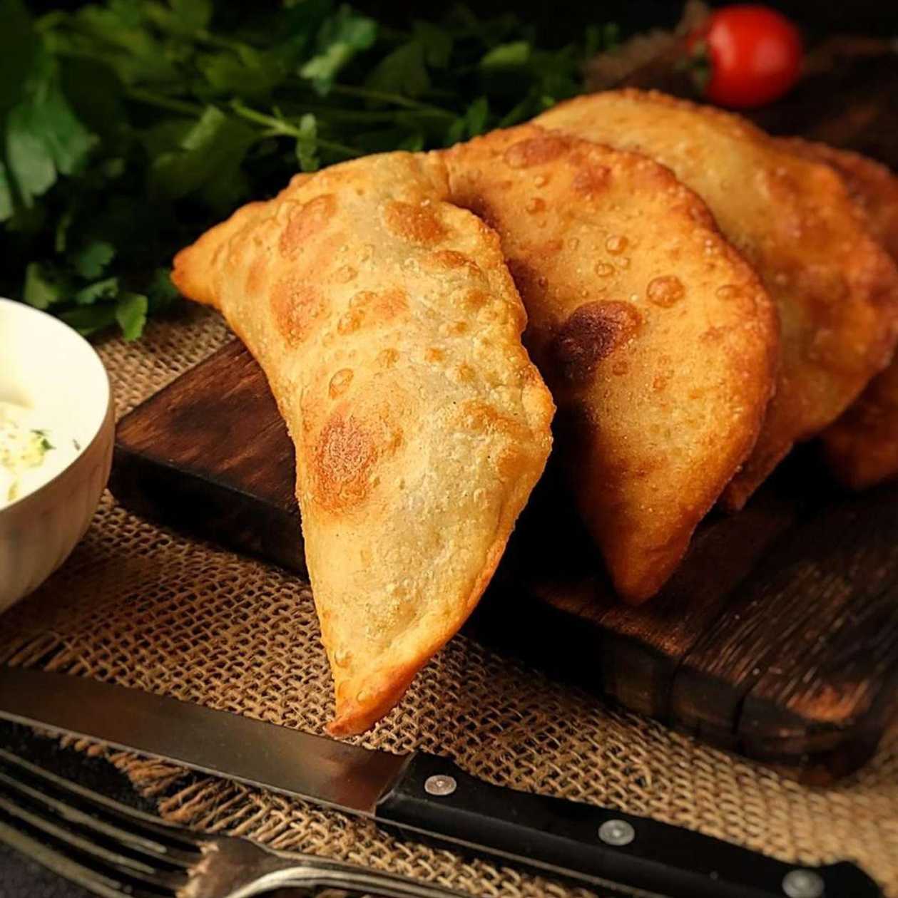 Čeburek s vepřovým masem se sýrem a rajčaty 90 g (1 kus)