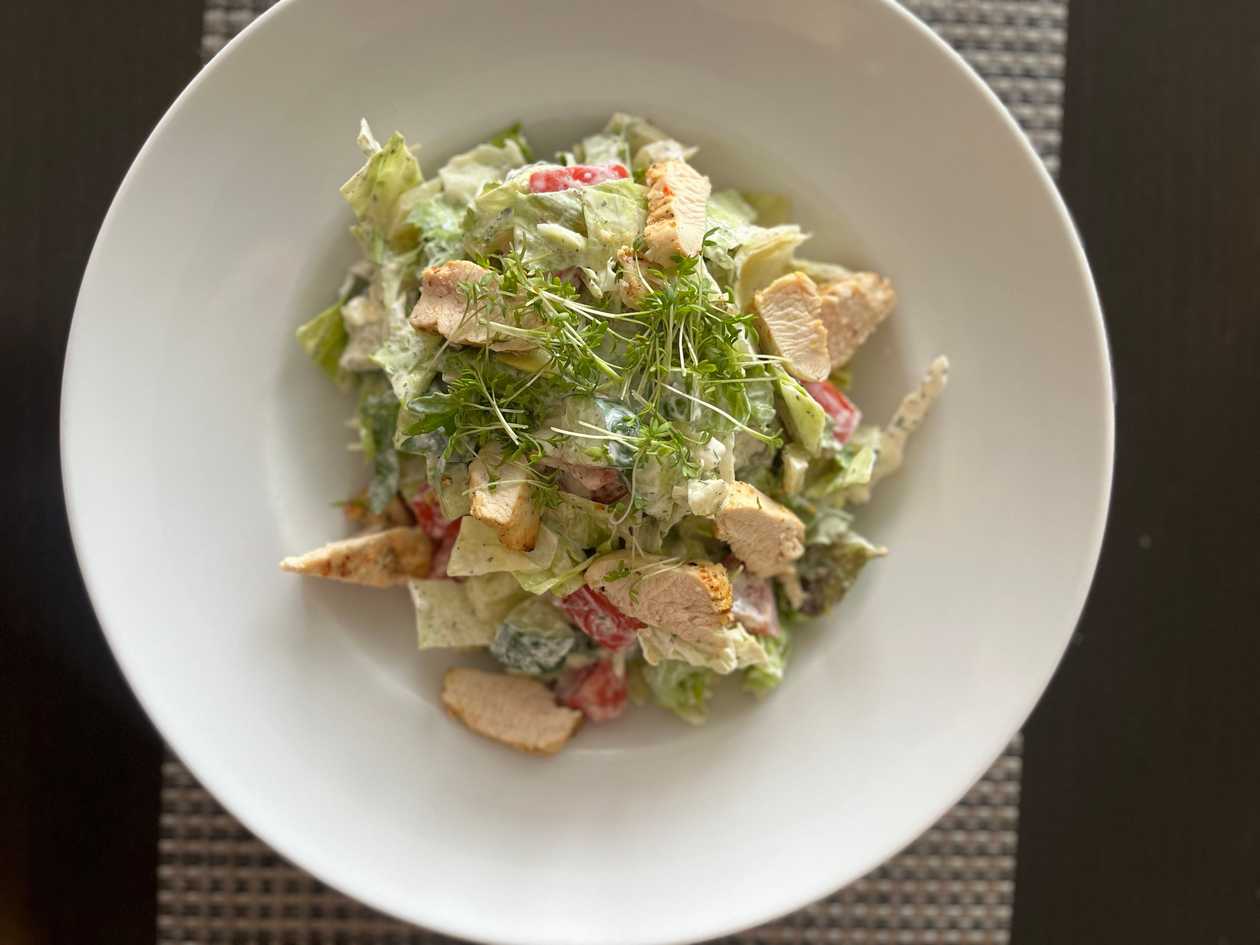 Vegetable salad with fried fish in cereal coating (350g)