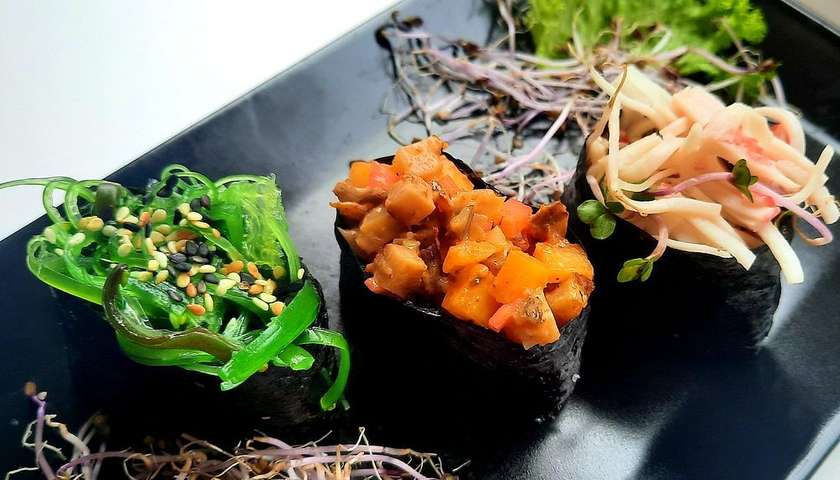 Gunkan krém ze surimi a kaviár 1 ks
