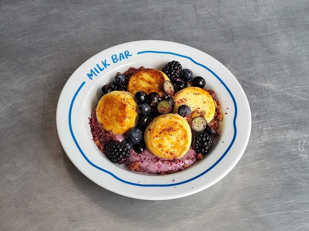 SYRNYKY WITH DARK BERRIES