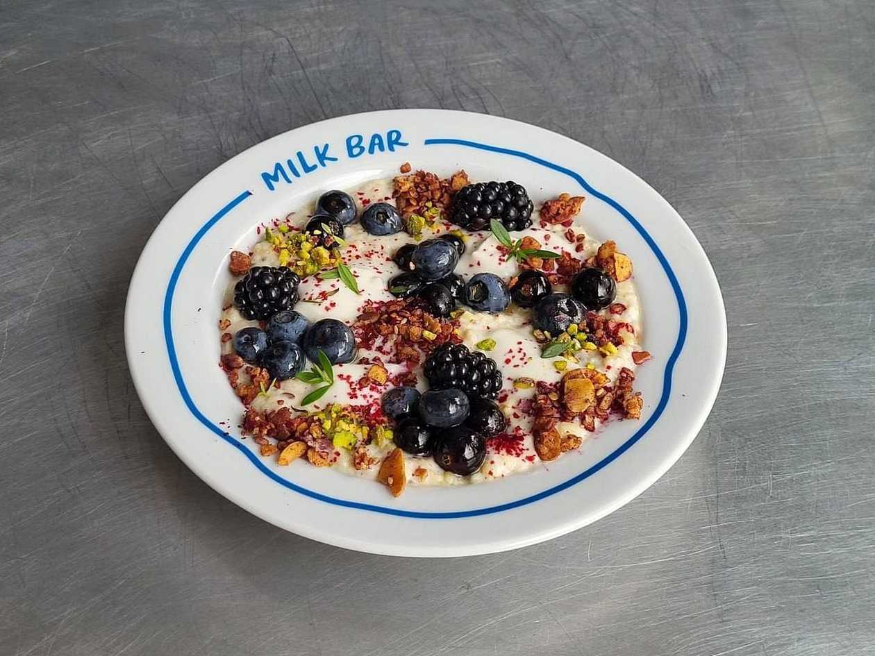 OATMEAL WITH DARK BERRIES