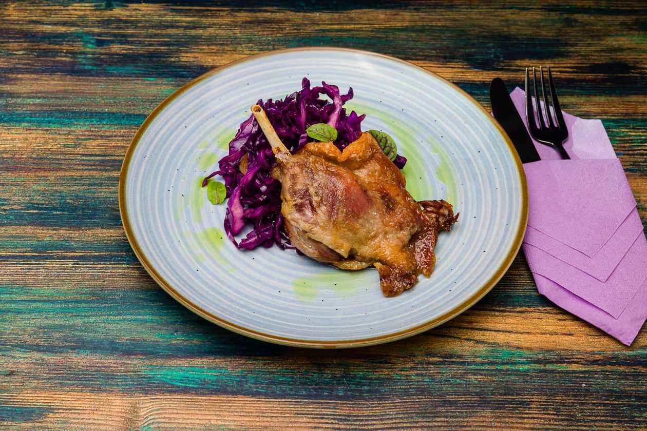 Duck leg with red cabbage