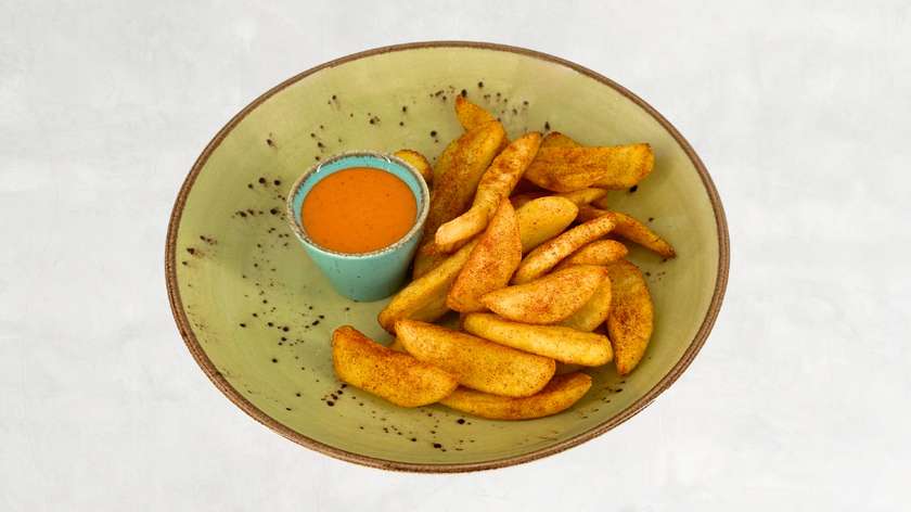 Steak fries with smoked pepper served with spicy vegan mayonnaise chilli mayo