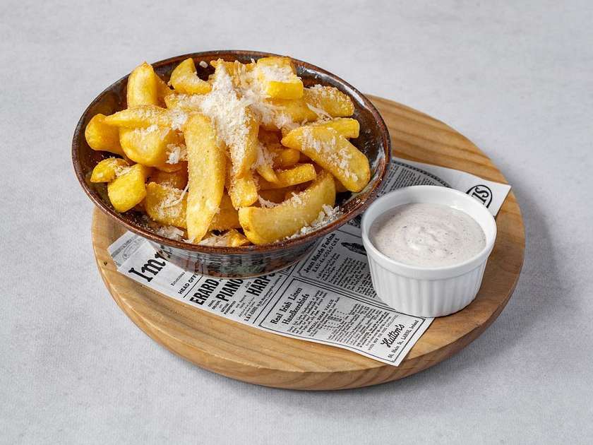 Steak fries served with black truffle sauce and sprinkled with long-ripened cow's cheese