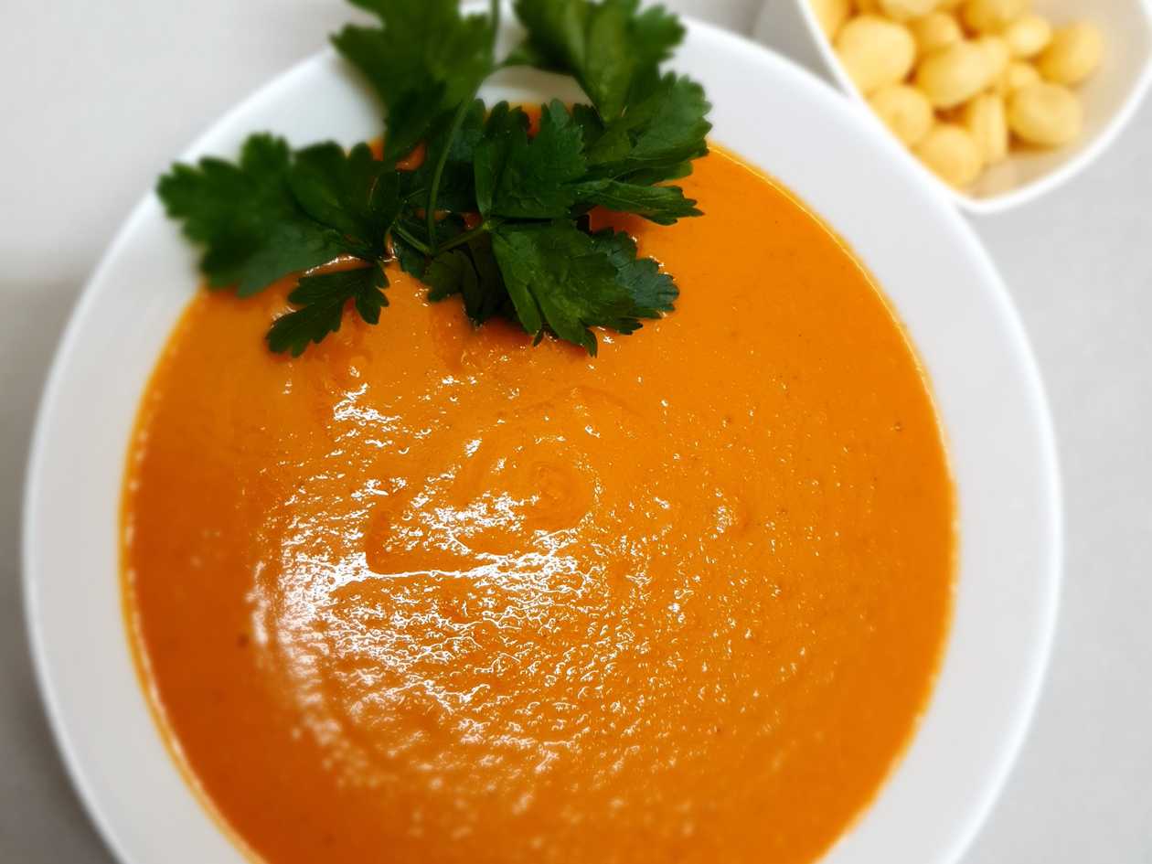 Zupa krem z grillowanej czerwonej papryki i sera camembert