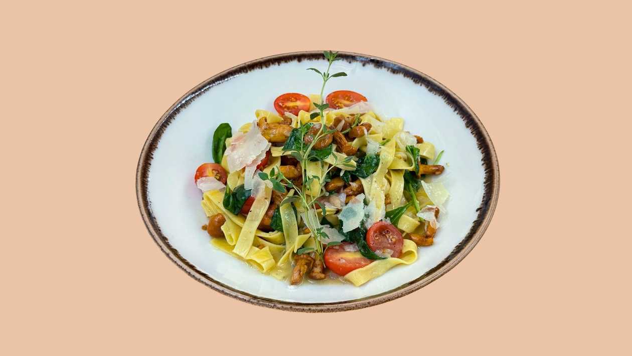 Pasta with chanterelles in wine - butter sauce Vege