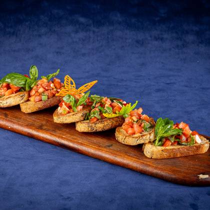 BRUSCHETTA CU ROSII