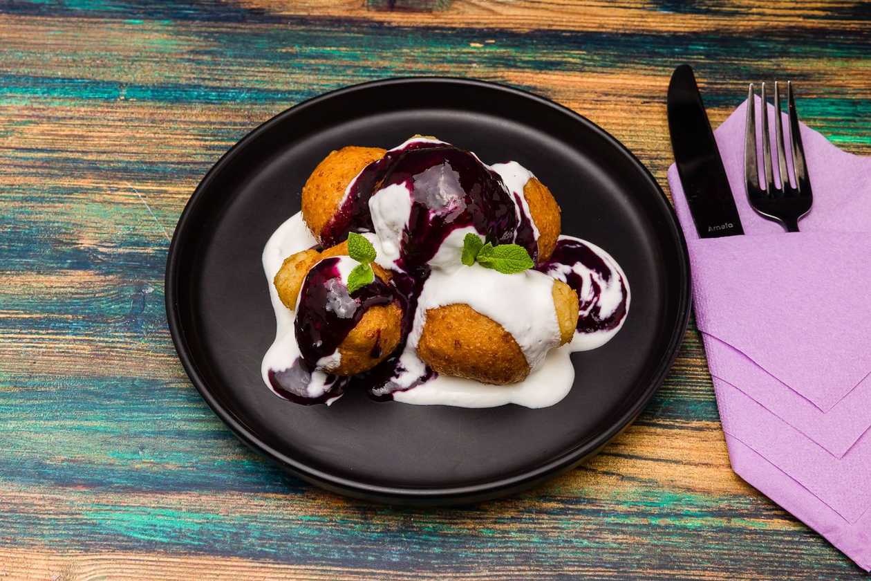 Papanasi with blueberry jam