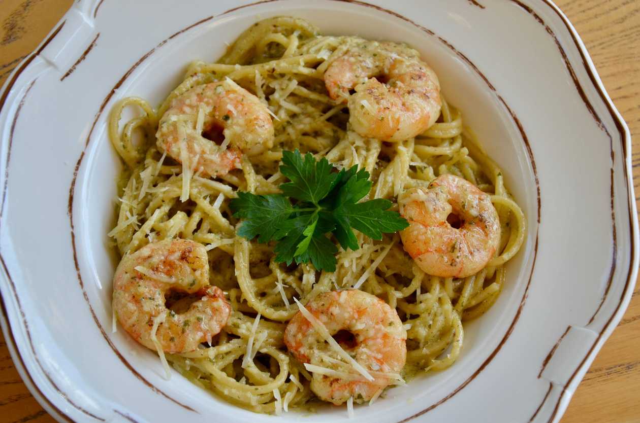 Creamy Pasta with Shrimp and Pesto Sauce
