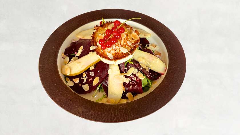 Beet with caramelized goat cheese and roasted almond flakes
