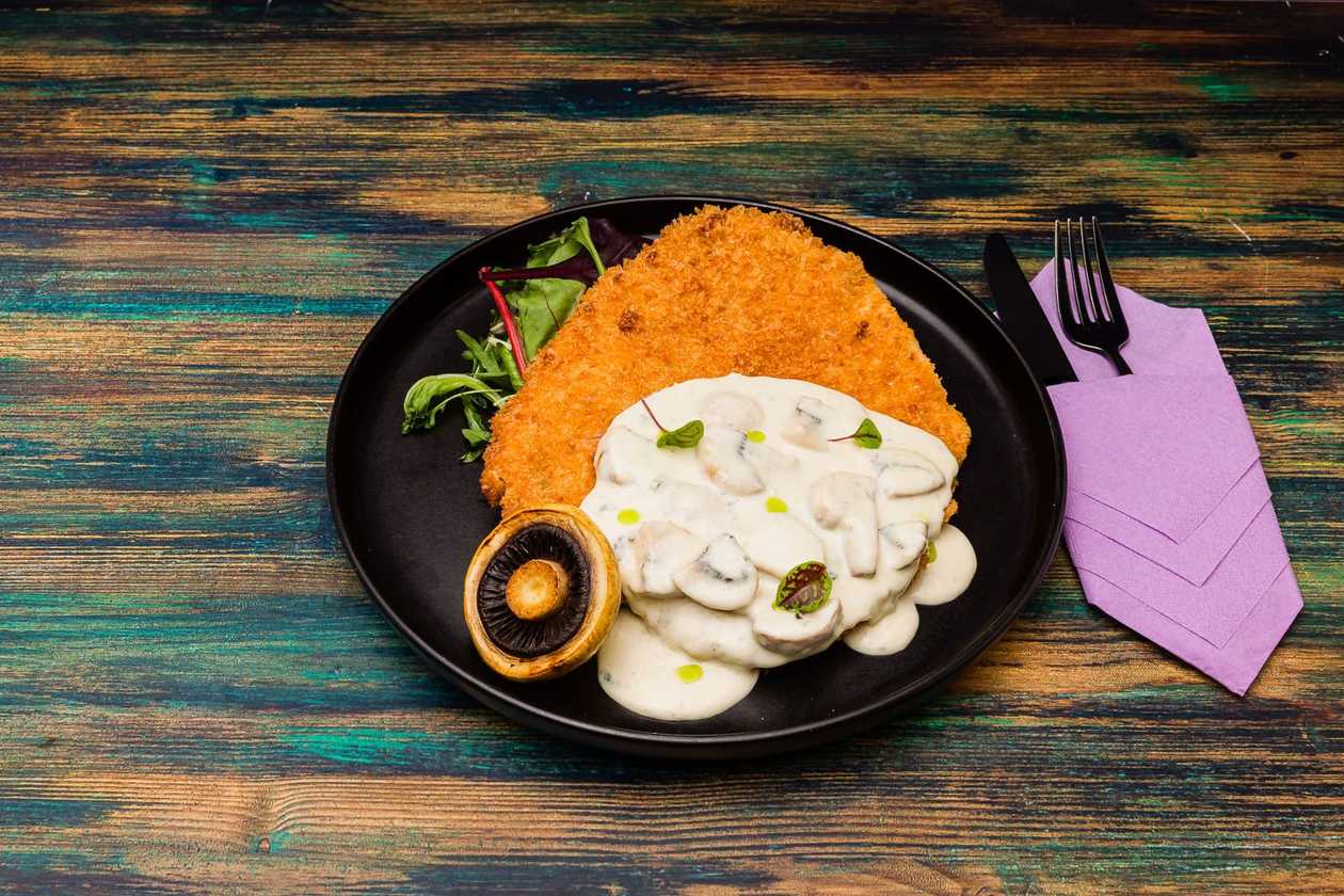 Pork schnitzel with blue cheese & mushrooms and French fries