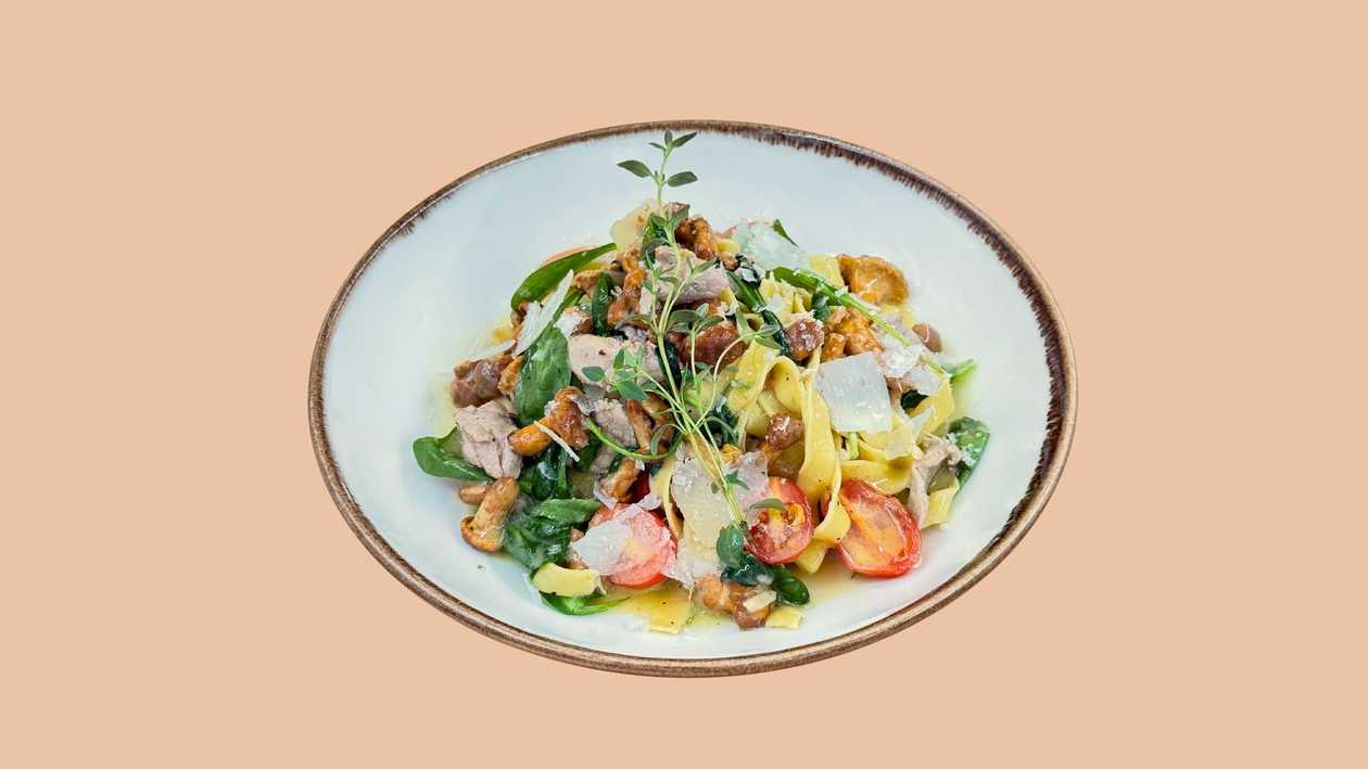 Pasta with chanterelles and pork tenderloin in wine - butter sauce