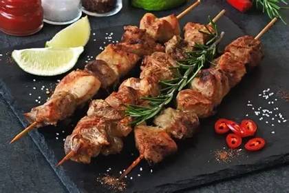 Espetinho de carne de vaca com tomate cherry