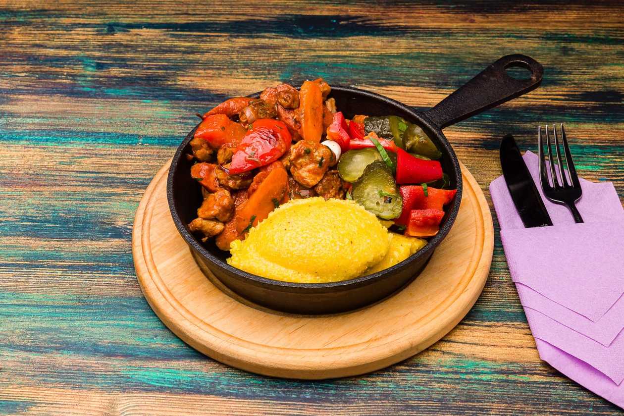 Spicy pan dish with polenta and pickles