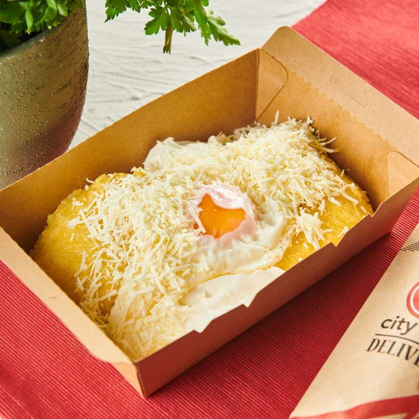 Mămăligă cu Ou, Brânză și Smântână