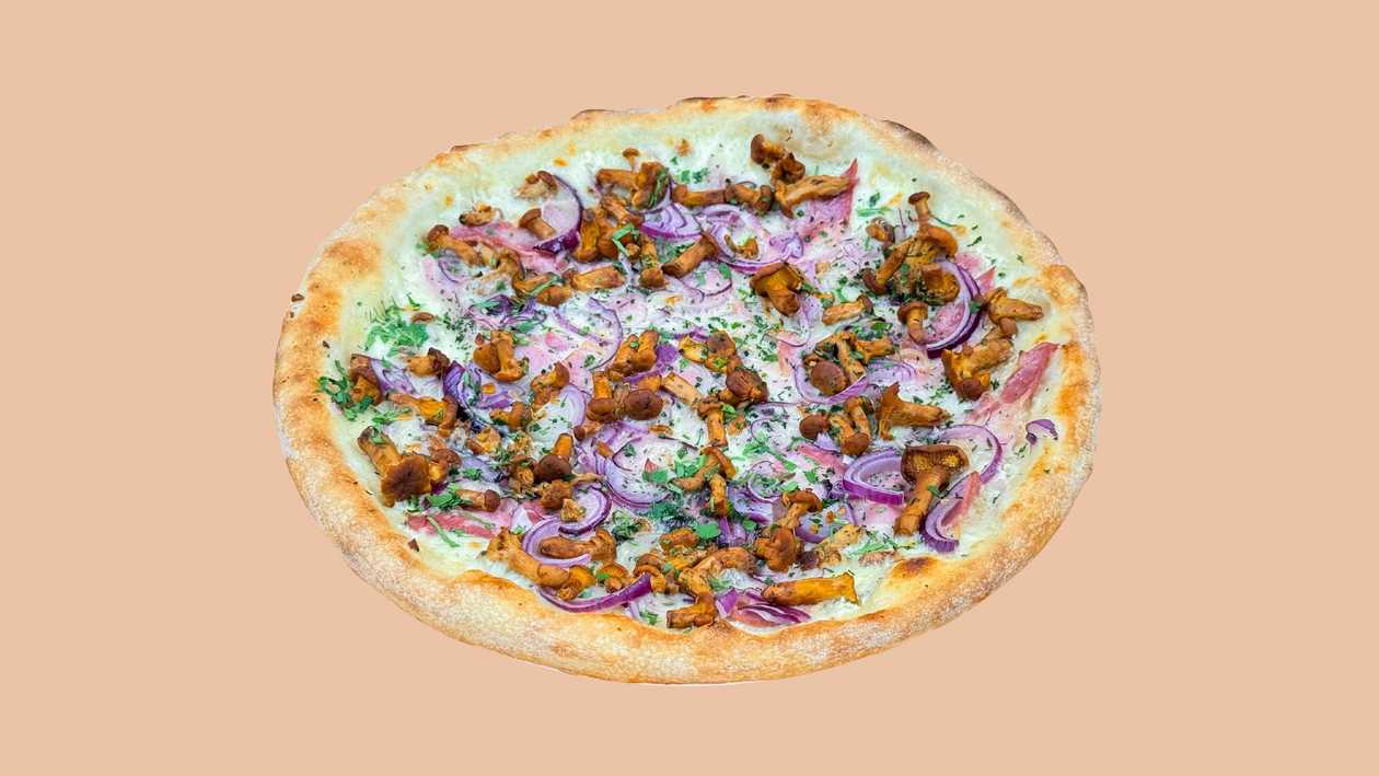 Pizza with chanterelles and bacon