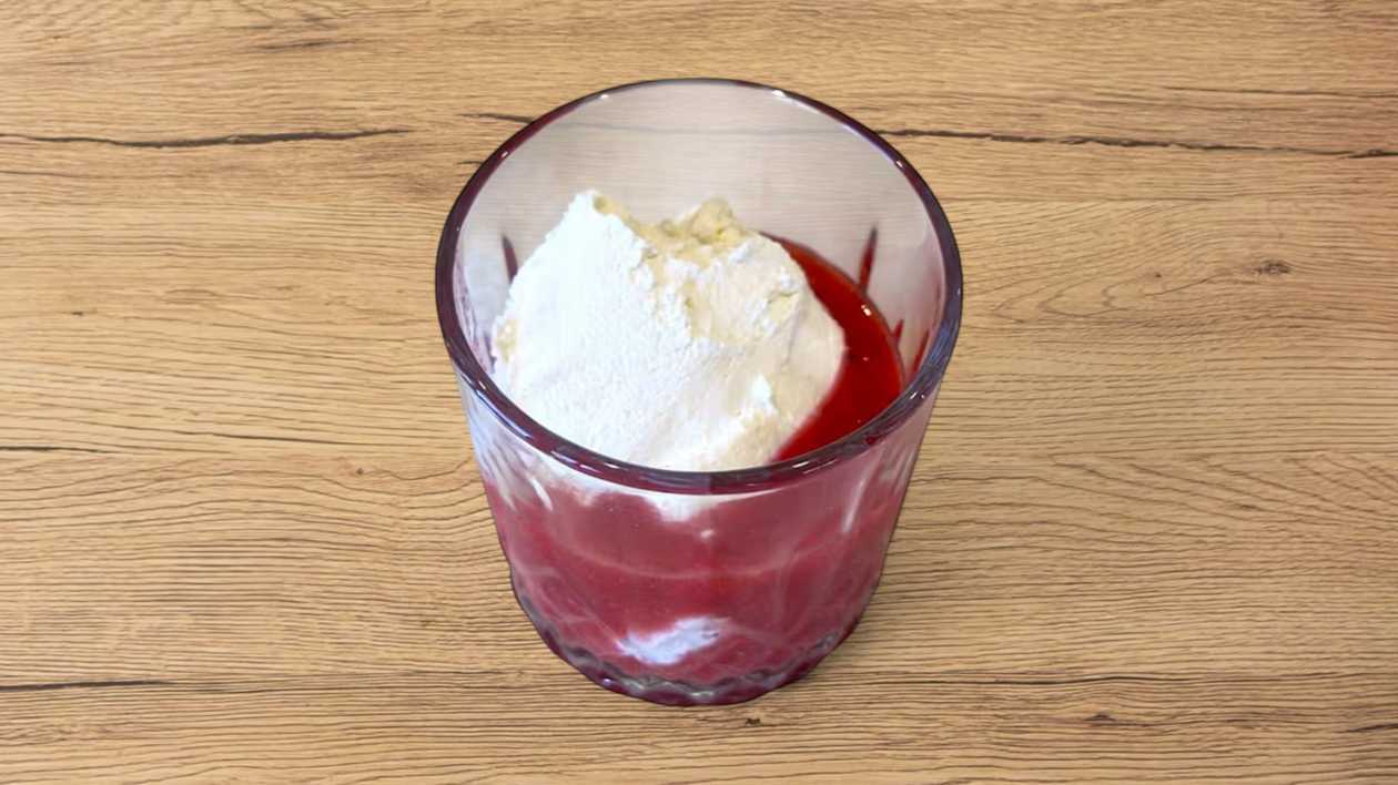 Biezpiena deserts ar zemeņu mērci