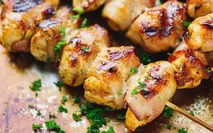 Espetinho de frango com bacon e chouriço