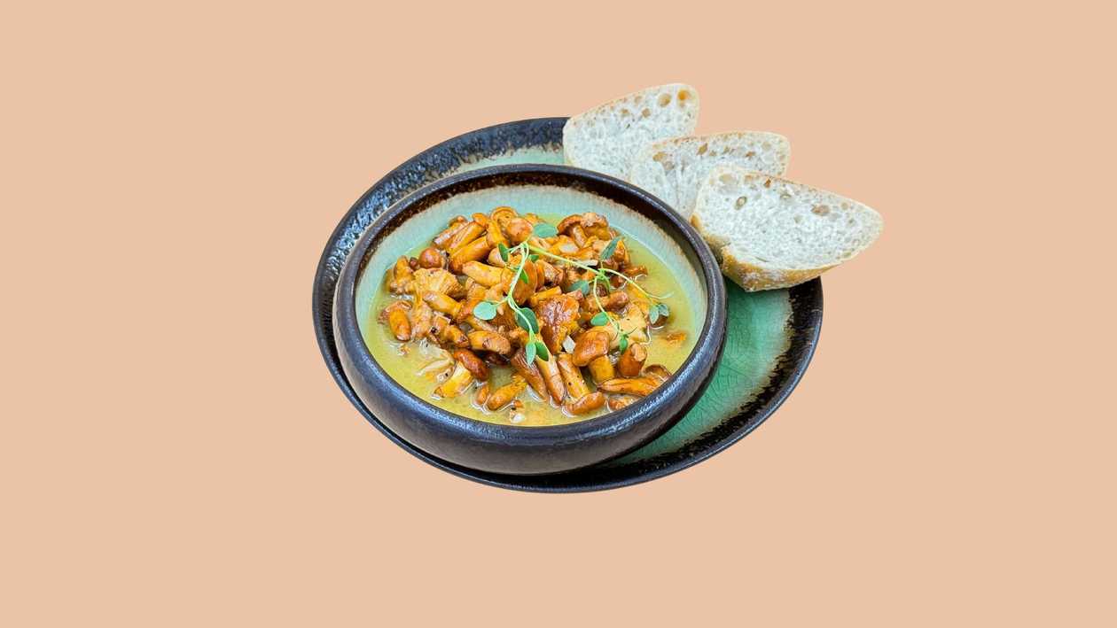 Chanterelles in white wine with baguette