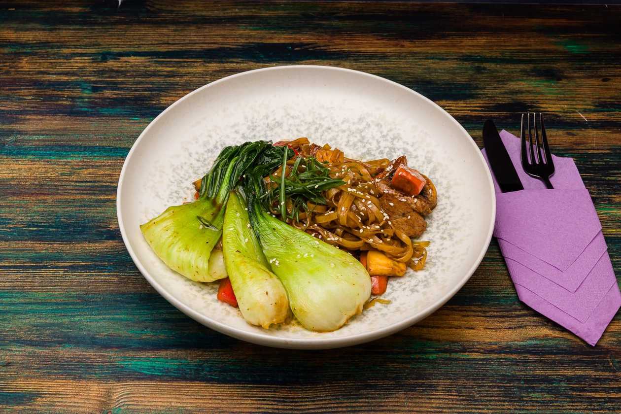 Noodles with pork and vegetables