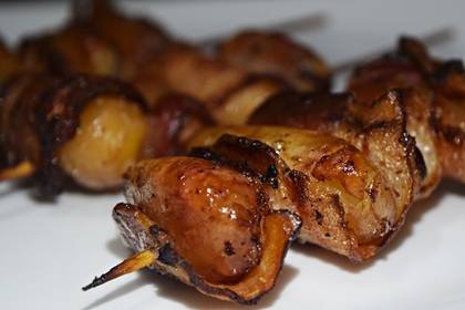 Espetinho de carne de porco com bacon
