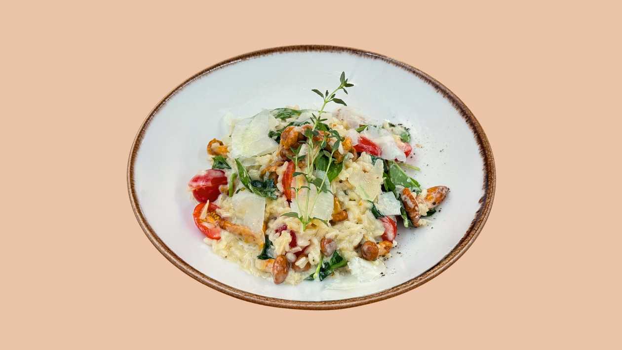 Risotto with chanterelles in cream sauce Vege