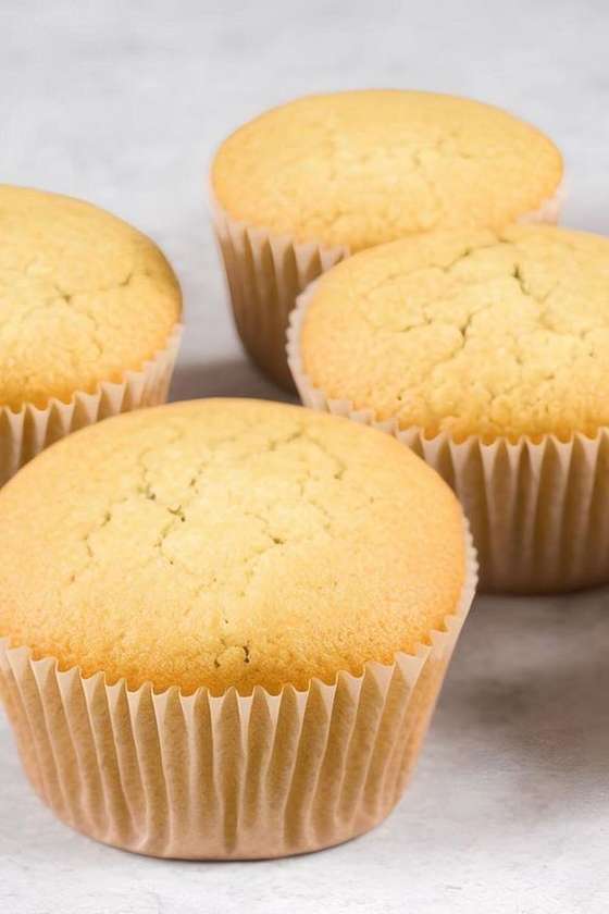 Plain cupcakes by 6