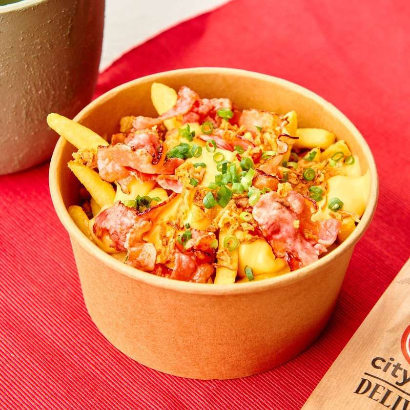 Cartofi prăjiți cu sos cheddar, crispy bacon și chivas uscat Pit Crew