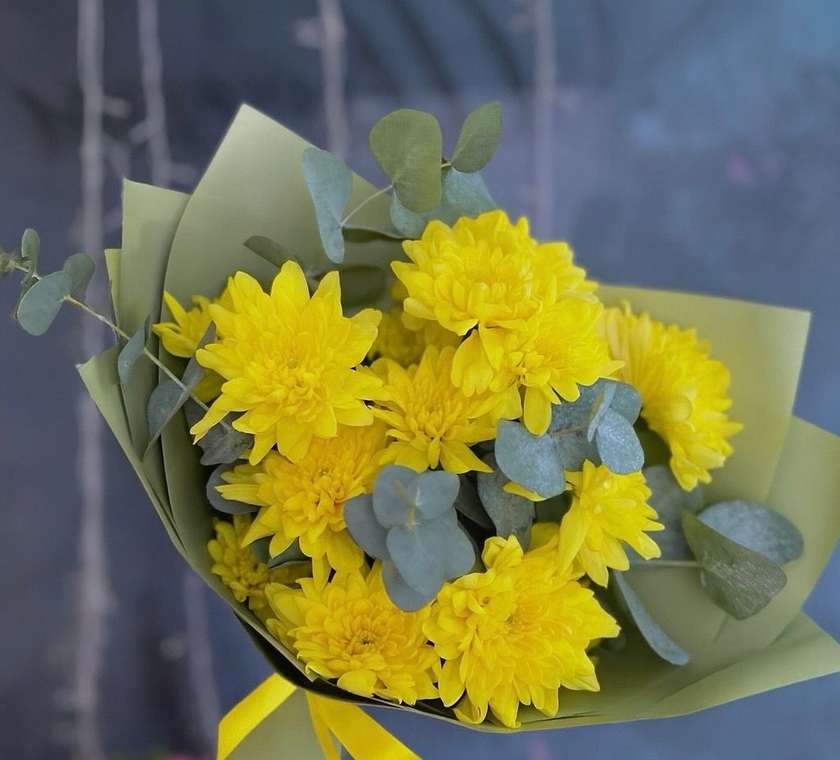 3 kollase krüsanteemi kimp lisanditega