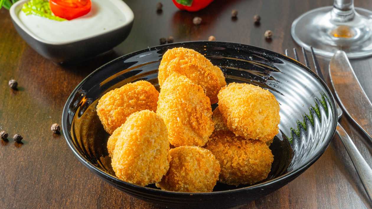Spicy cheese balls with dill sauce