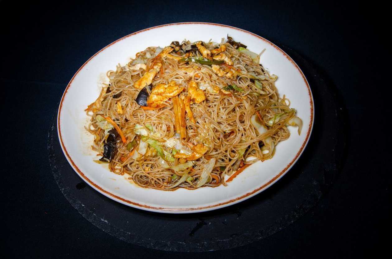 Fried rice noodles with chicken