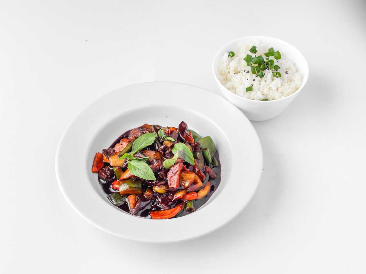 Thai fresh basil with zucchini, green beans, oyster sauce / fresh chilli, garlic, rice and tofu/chicken/beef/shrimps/duck