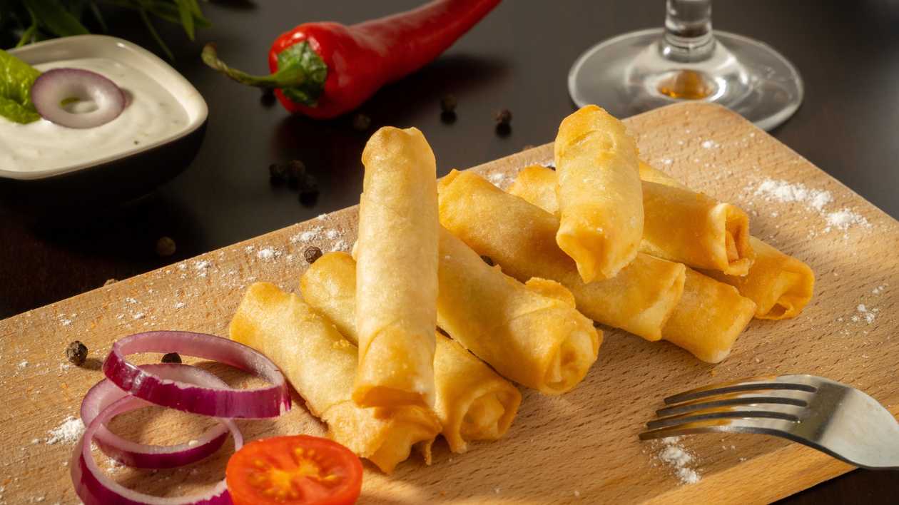 Spring rolls with sweet chilli sauce