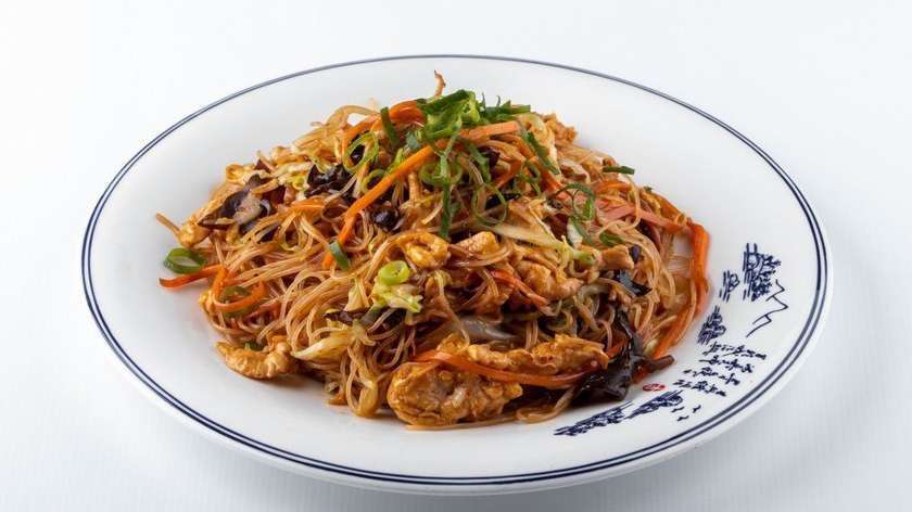 Fried rice noodles with pork