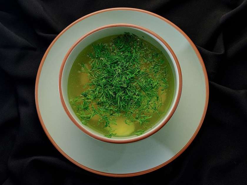 Курячий бульйон з локшиною та перепелиними яйцями