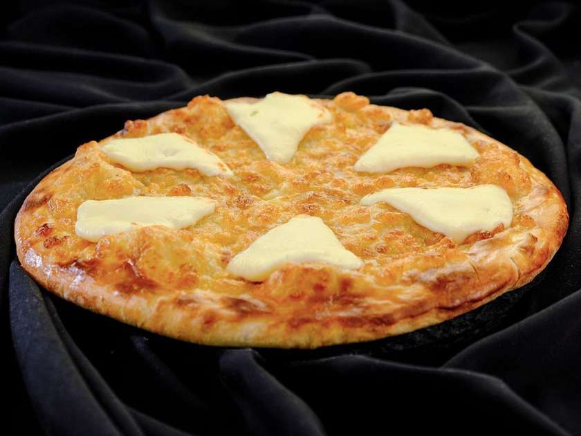 Хачапурі з трьома сирами