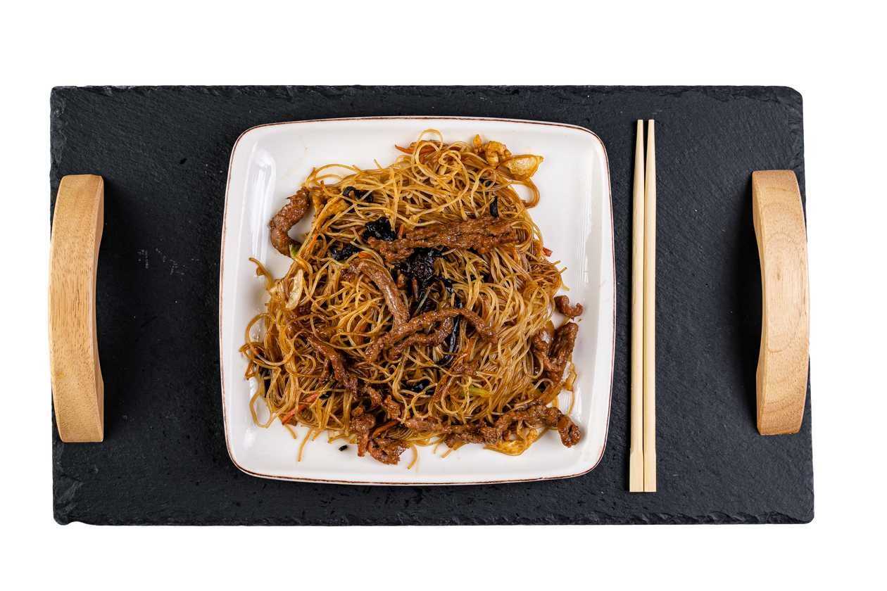 Fried rice noodles with beef