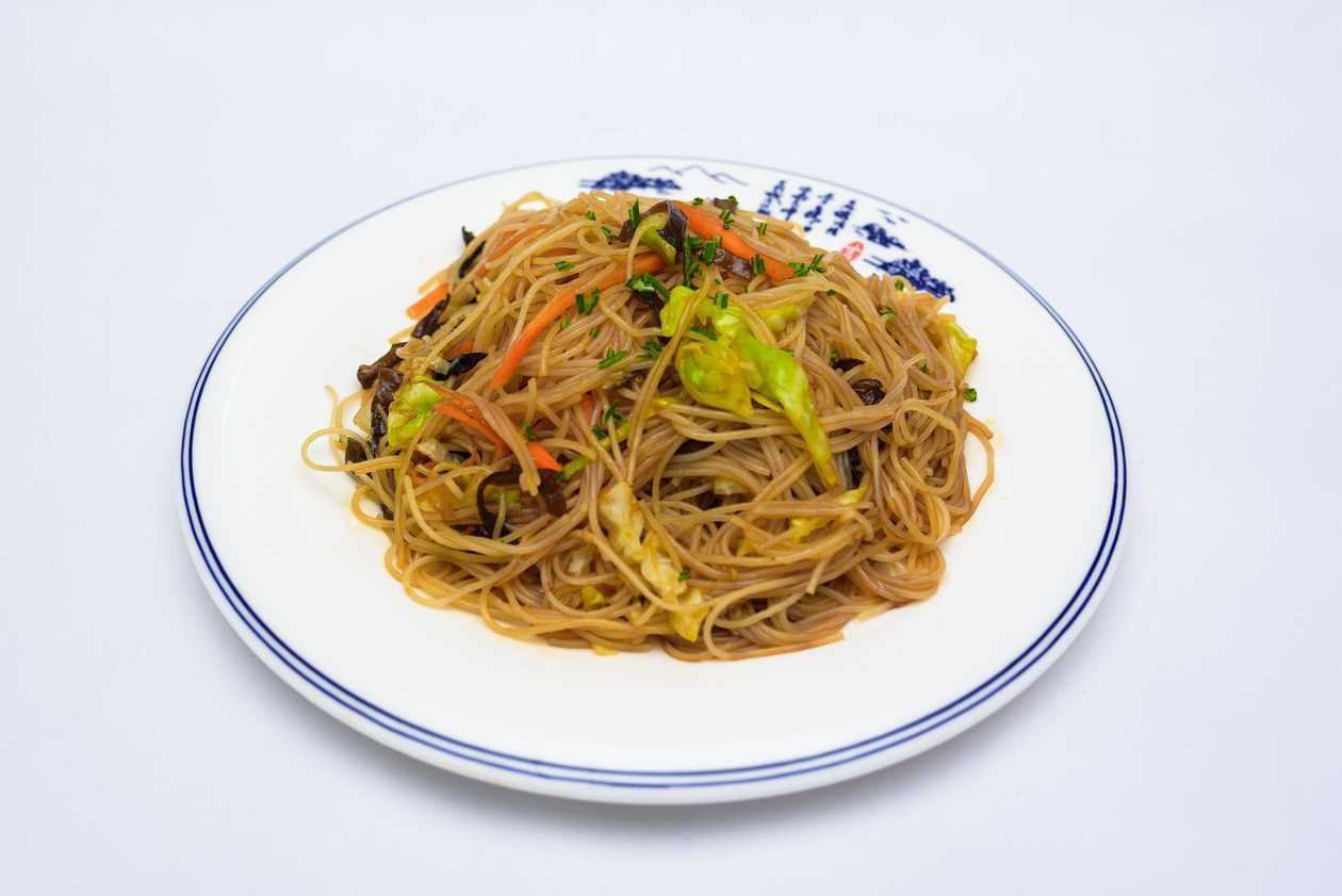 Fried rice noodles with vegetables